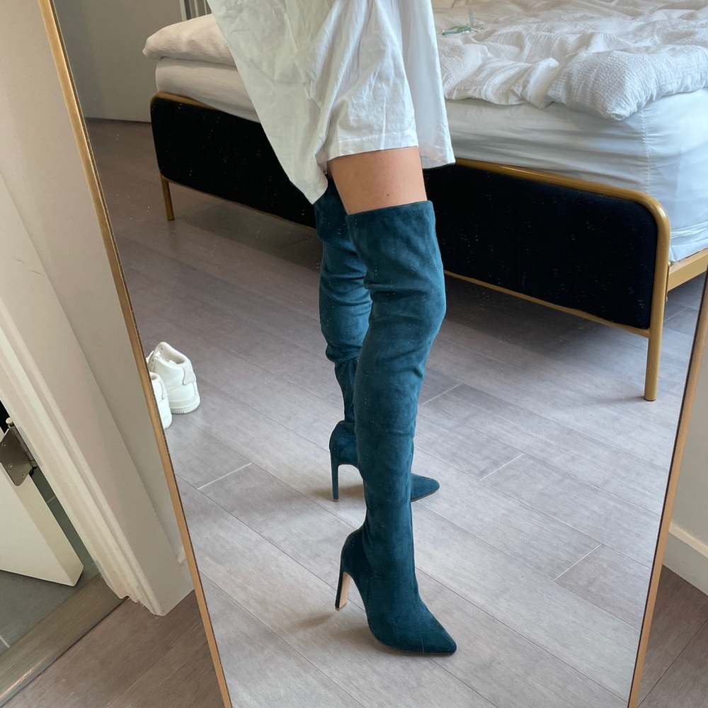 Over the knee boots in gorgeous blue color. Size 36.